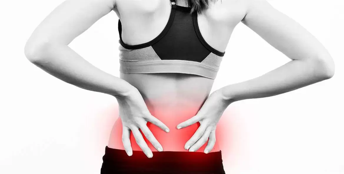 Dolore nella regione lombare, che può essere alleviato con esercizi e corretta posizione del corpo